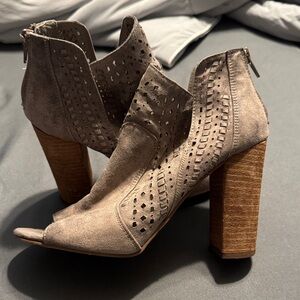 Peep-Toe Block Heel Sandals - size 7-1/2